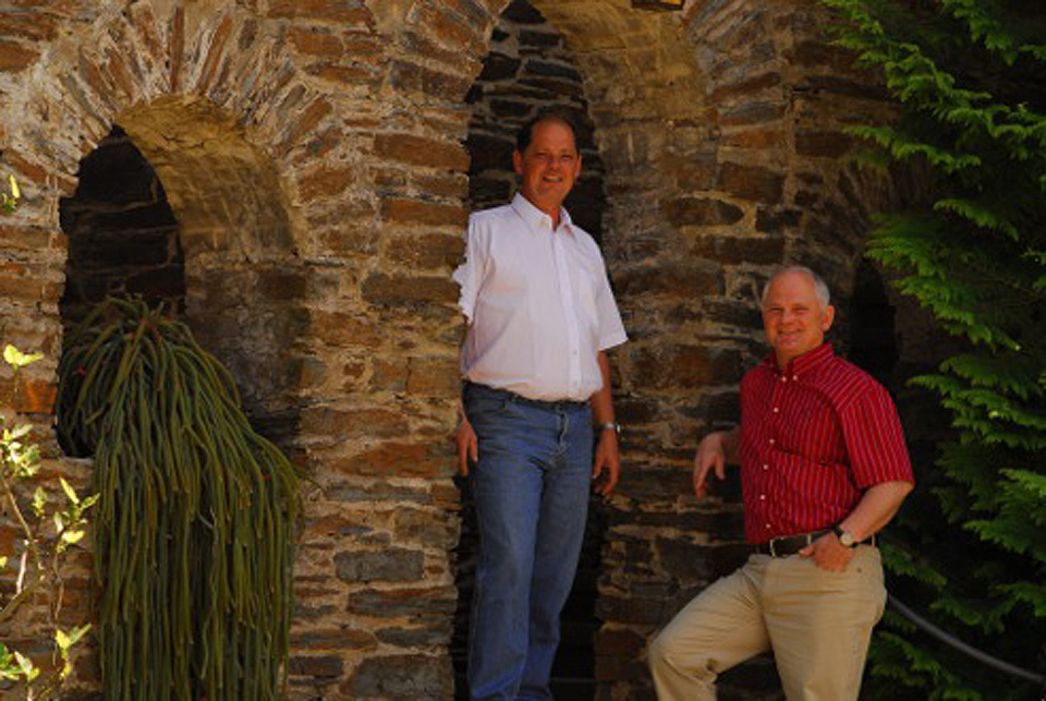 Das Foto zeigt die Gebrüder Stephan und Gerhard Studert, Inhaber des Weinguts Studert-Prüm Maximinhof.