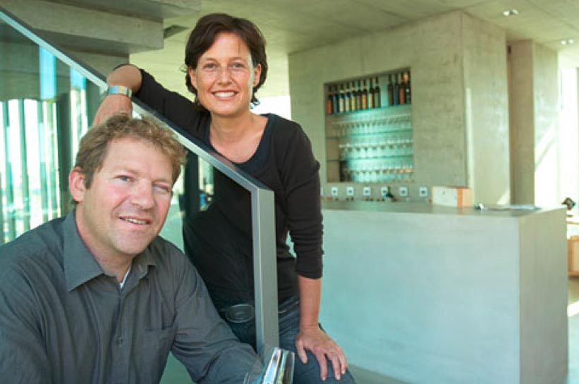 Das Foto zeigt die fränkischen Weinmacher Sandra und Ludwig Knoll, Inhaber von Weingut am Stein.