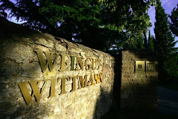 Dieses Foto zeigt die Einfahrt in das Weingut Wittmann.