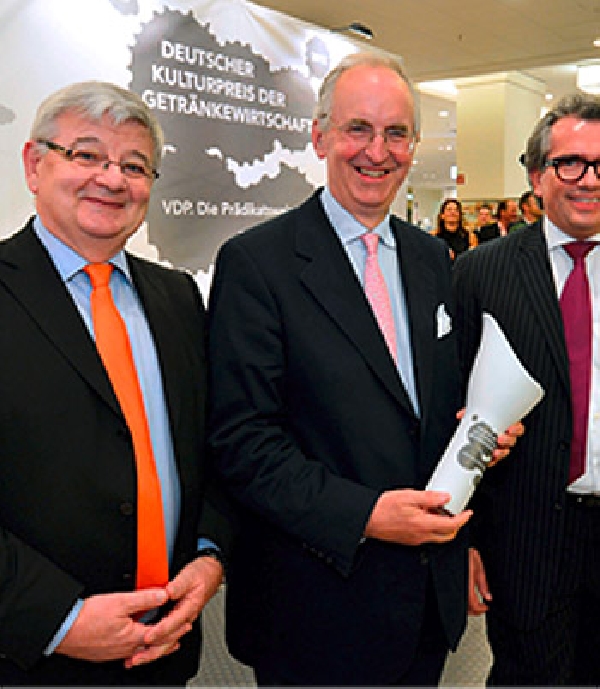 Das Foto zeigt Laudator Joschka Fischer, VDP-Ehrenpräsident Prinz Michael zu Salm-Salm und Ralf Frenzel, Auslober des Preises. 