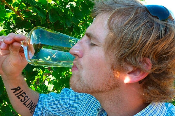 Dieses Fpto zeigt Nachwuchs-Winzer Peter Bernhard Kühn bei einer Weinprobe.