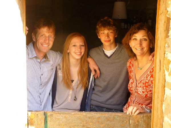 Das Foto zeigt die Winzer-Familie: Kellermeister Ulrich Bernhart, seine Frau Claudia Schlumberger-Bernhart mit Sohn Felix und Tochter Johanna.