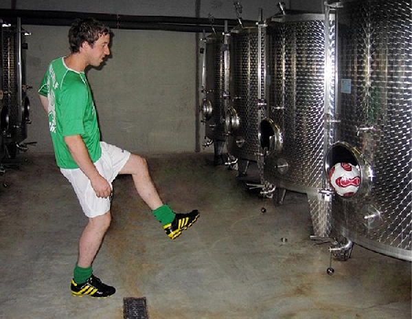 Das Foto zeigt Mario Schwang beim "Tortankschießen" im Keller des Weinguts Reuscher-Haart