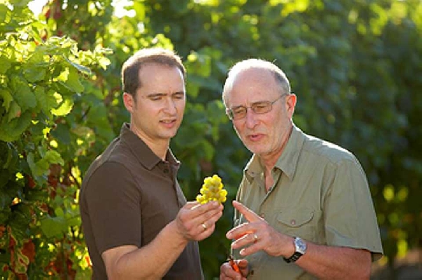 Das Foto zeigt die Winzer Johannes und Karl Geil-Bierschenk, Inhaber von Weingut Oekonomierat Joh. Geil in Bechtheim, Rheinhessen.