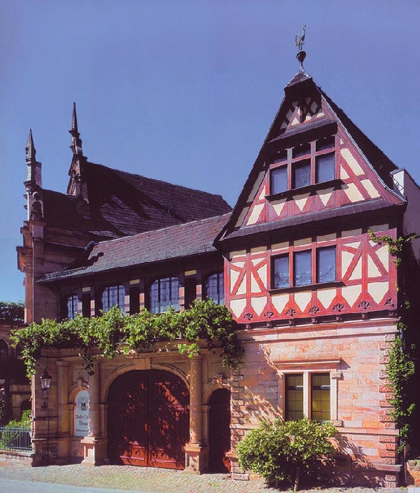 Das Foto zeigt das Gutshaus von Weingut Müller-Catoir, Haardt.