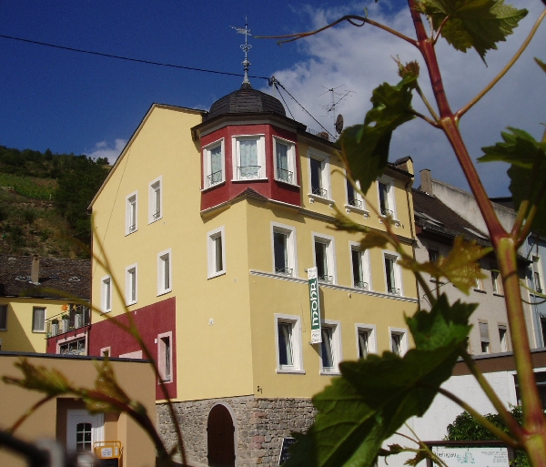 Das Foto zeigt das Gutshaus von Weingut Mohr in Lorch im Rheingau.