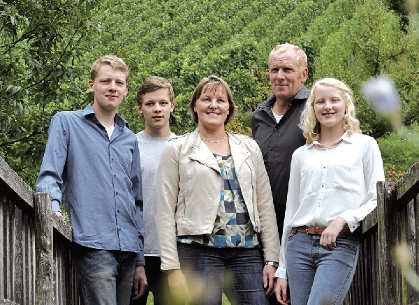 Das Foto zeigt Familie May, die das gleichnamige Weingut im fränkischen Retzstadt betreibt. 