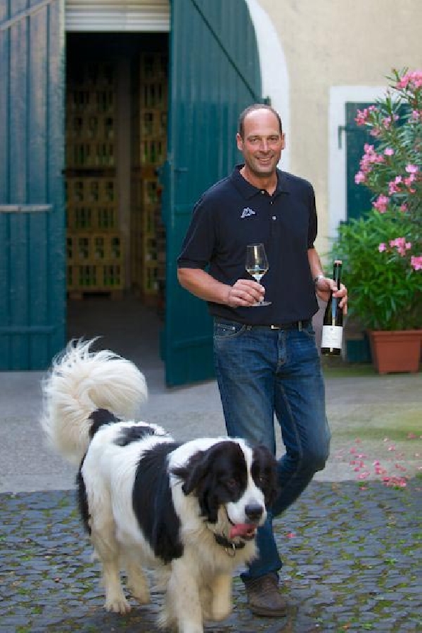 Das Bild zeigt Timo Spindler auf seinem Weingut Lindenhof in Forst.