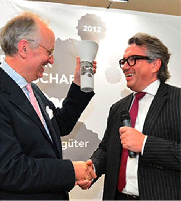 VDP-Ehrenpräsident Prinz Michael zu Salm-Salm nimmt den Deutschen Kulturpreis der Getränkewirtschaft entgegen. 