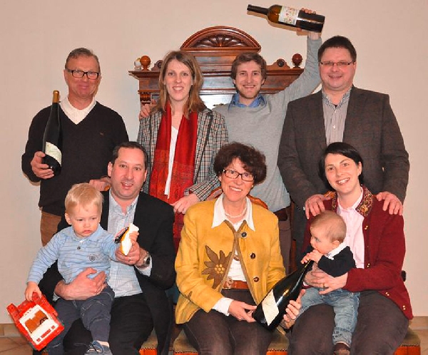Dieses Foto zeigt die Familie Kühn, Inhaber des Weinguts Peter Jakob Kühn.