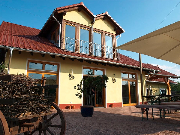 Dieses Bild zeigt die Vinothek im Weingut Peter Jakob Kühn.