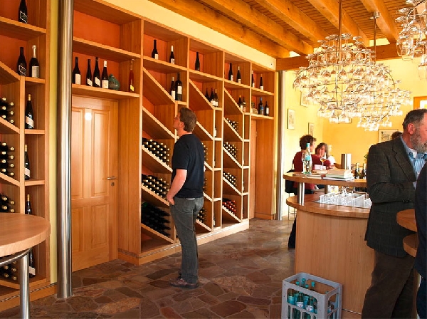 Das Foto zeigt das Innere der Vinothek von Weingut Peter Jakob Kühn. 