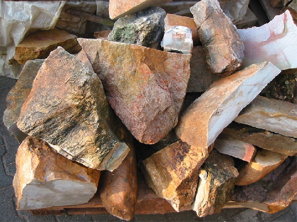 Das Foto zeigt Quarzit-Steine aus den Weinbergen im Rheingau. Mit diesen Quarzit-Steinen ist der Vinotheks-Boden des Weinguts Jakob Peter Kühn gefliest.