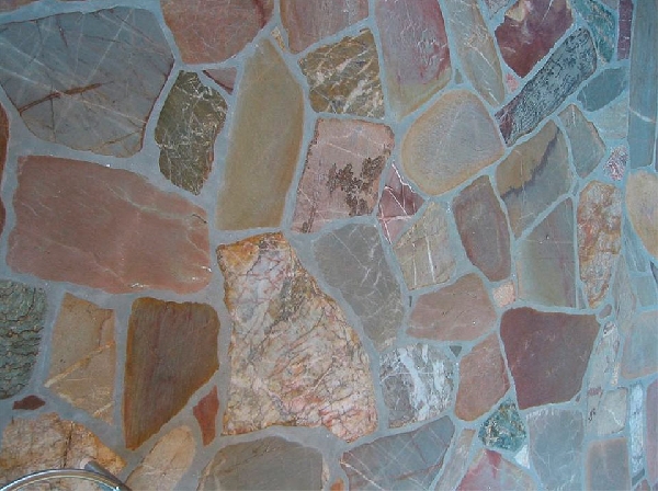 Dieses Foto zeigt den Quarzit-Boden der Vinothek von Weingut Peter Jakob Kühn.