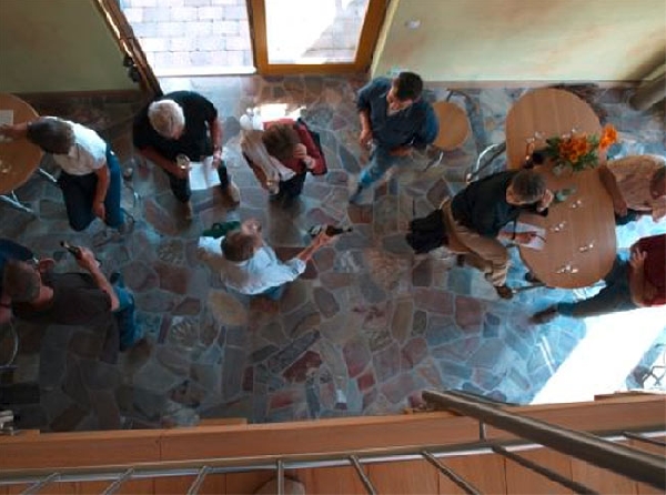 Dieses Foto zeigt den Quarzitboden in der Vinthek von Weingut Peter Jakob Kühn.