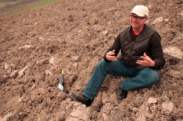 Dieses Foto zeigt Winzer Peter Jakob Kühn im Hallgartener Hendelberg, Rheingau.