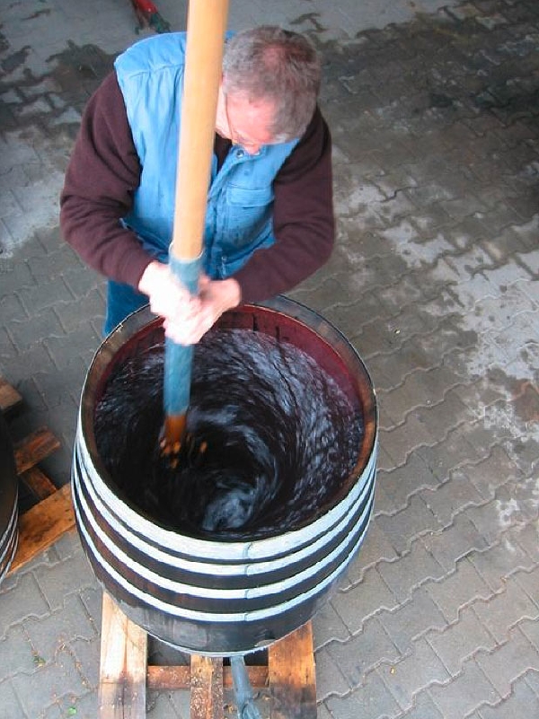 Dieses Foto zeigt Peter Jakob Kühn am Dynamisierungsfass.