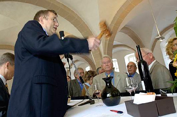 Das Foto zeigt Auktionator Prof. Dr. Leo Gros beim VDP-Versteigerungswochende im September 2012.