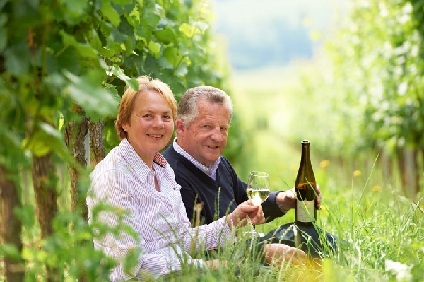 Das Foto zeigt Christa Roth-Jung und Herbert Roth, Inhaber des Wein- und Sektguts Wilhelmshof.