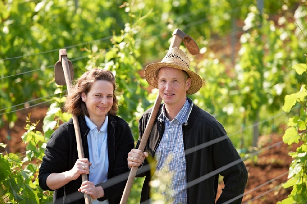 Das Foto zeigt Barbara Roth und Thorsten Ochocki vom Wein- und Sektgut Wilhelmshof.