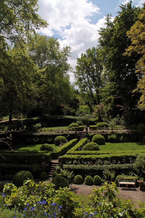 Das Foto zeigt den Garten von Burg Schaubeck, Sitz des Weinguts Graf Adelmann.