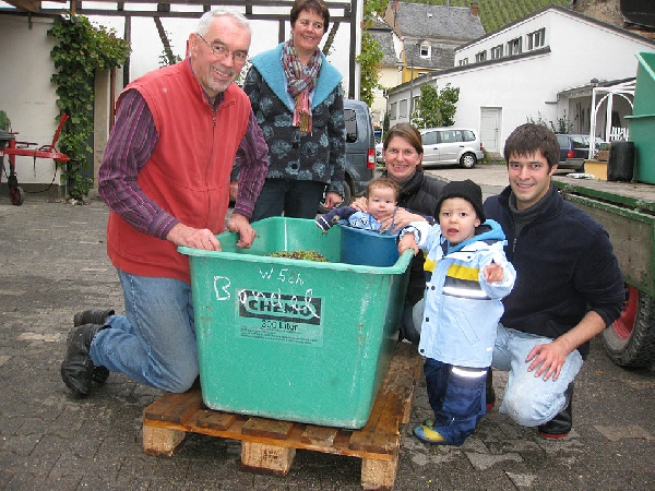 Das Foto zeigt Familie Schaefer, Inhaber von Weingut Willi Schaefer, bei der Weinlese.