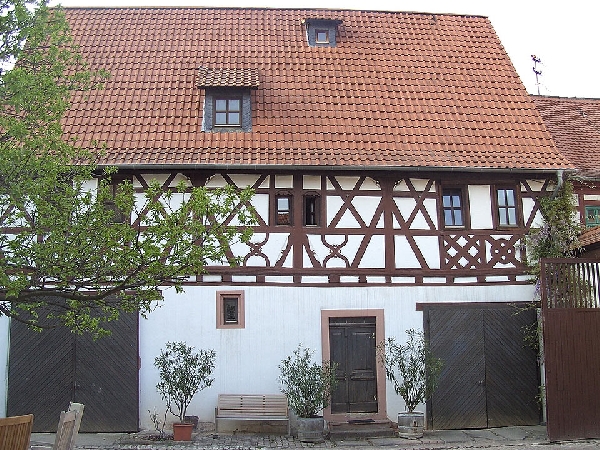 Das Foto zeigt das Weingutsgebäude Scherner-Kleinhanß in Flörsheim-Dalsheim.