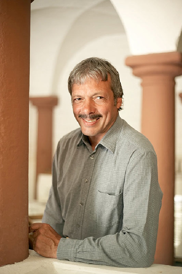 Das Foto zeigt Winzer Klaus R. Scherner in der Probierstube seines Weinguts.