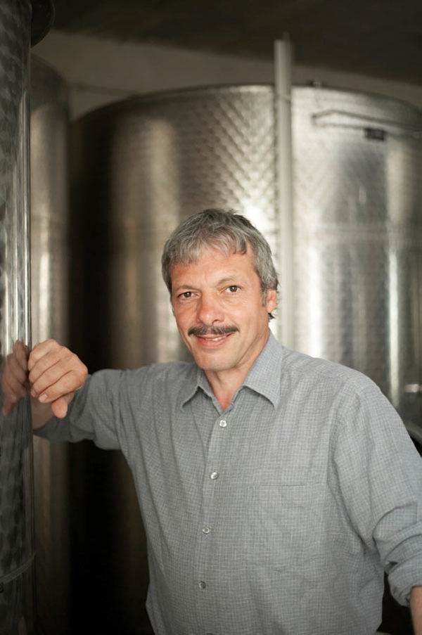 Das Foto zeigt Klaus R. Scherner vor einem Weintank im Weingut Scherner-Kleinhanß.