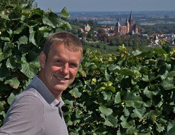 Das Foto zeigt Winzer Jürgen Kissinger auf dem Oppenheimer Herrenberg.