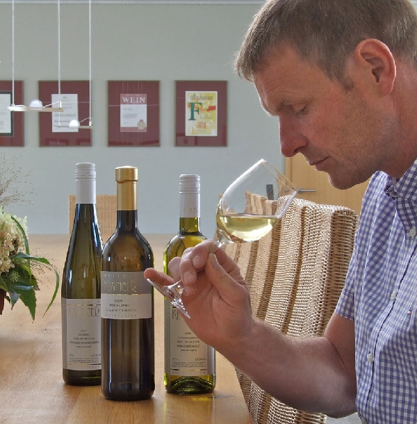 Das Foto zeigt Jürgen Kissinger bei der Verkostung seiner Weine.