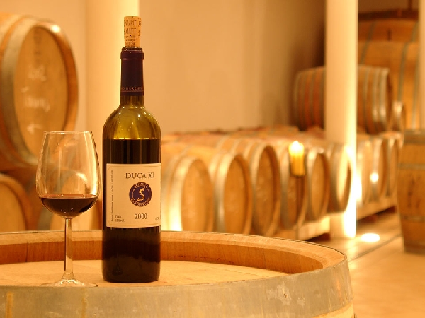 Das Foto zeigt Bariquefässer im Weinkeller von Weingut Egon Schnitt.