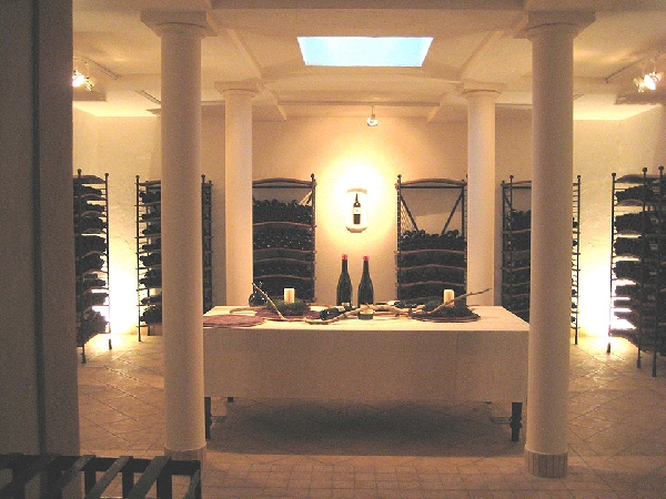 Das Foto zeigt die Schatzkammer von Weingut Egon Schmitt.