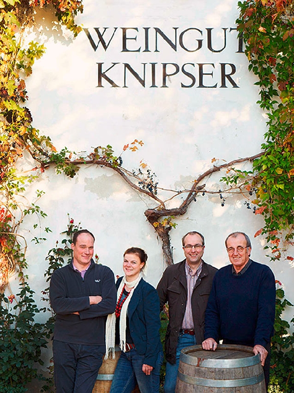 Das Foto zeigt Familie Knipser vor ihrem Weingut.
