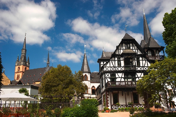 Das Foto zeigt das Gutshaus von Weingut Robert Weil in Kiedrich, Rheingau. 