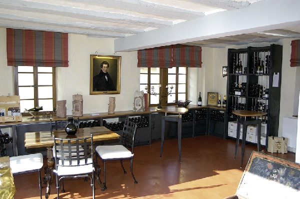Das Foto zeigt das Innere der Vinothek von Weingut Geheimer Rat Dr. von Bassermann-Jordan in Deidersheim, Pfalz.