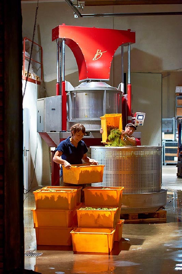 Das Foto zeigt: Die Mitarbeiter Ulli und Raffael beim beschicken des Korbklters.