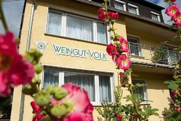 Das Foto zeigt das Weingut Volk in Spay am Rhein.