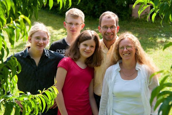 Das Foto zeigt Familie Volk: Michael, Jürgen, Heidi, Jonas und Jule Volk.