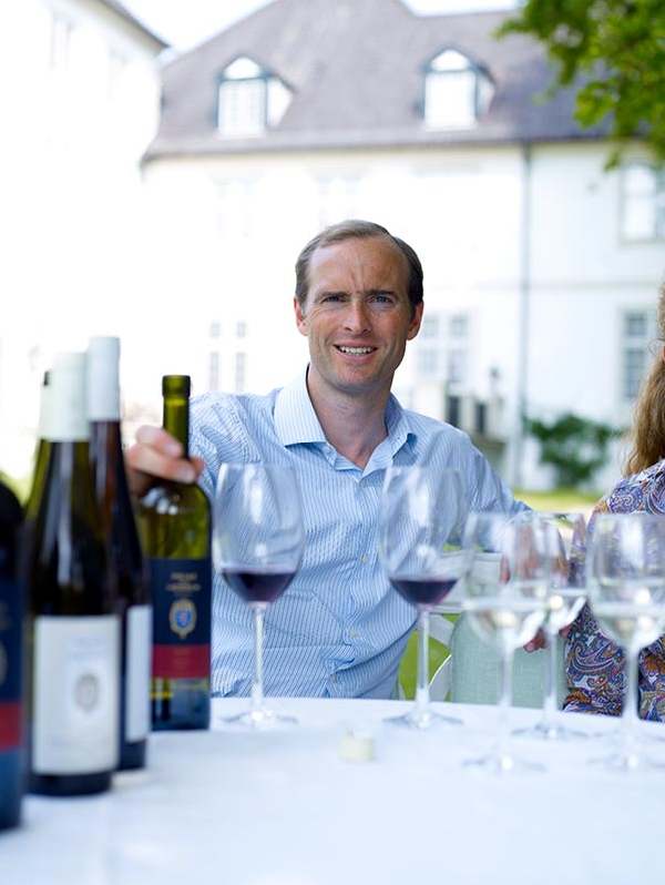 Das Foto zeigt Donatus Landgraf von Hessen bei einer Weinprobe auf Schloß Panker.