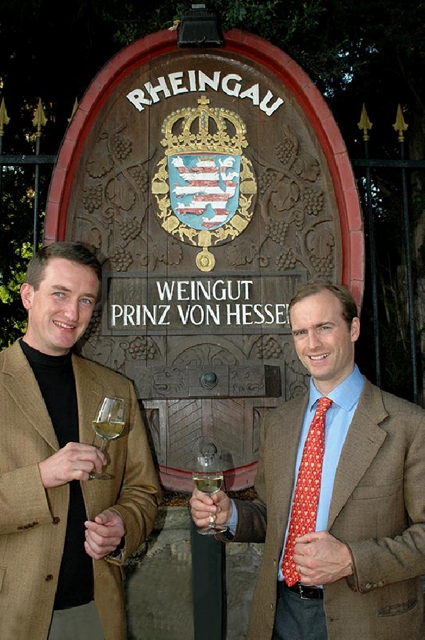 Das Foto zeigt Donatus Prinz von Hessen und Weingutsdirektor Dr. Clemens Kiefer.