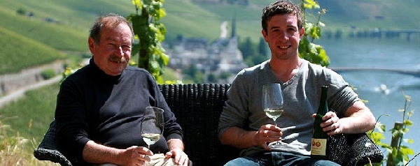 Das Foto zeigt Mario und Hugo Schwang, Inhaber von Weingut Reuscher-Haart.
