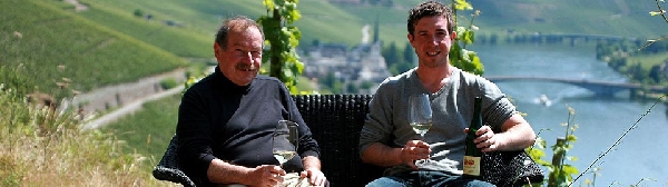 Das Foto zeigt Mario und Hugo Schwang, Inhaber von Weingut Reuscher-Haart.