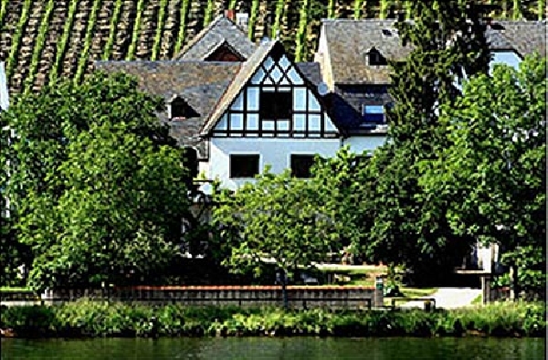 Das Foto zeigt das Gutshaus von Weingut Reuscher-Haart.