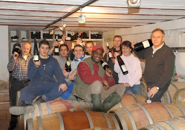 Das Foto zeigt das Team von Weingut Hans Lang.