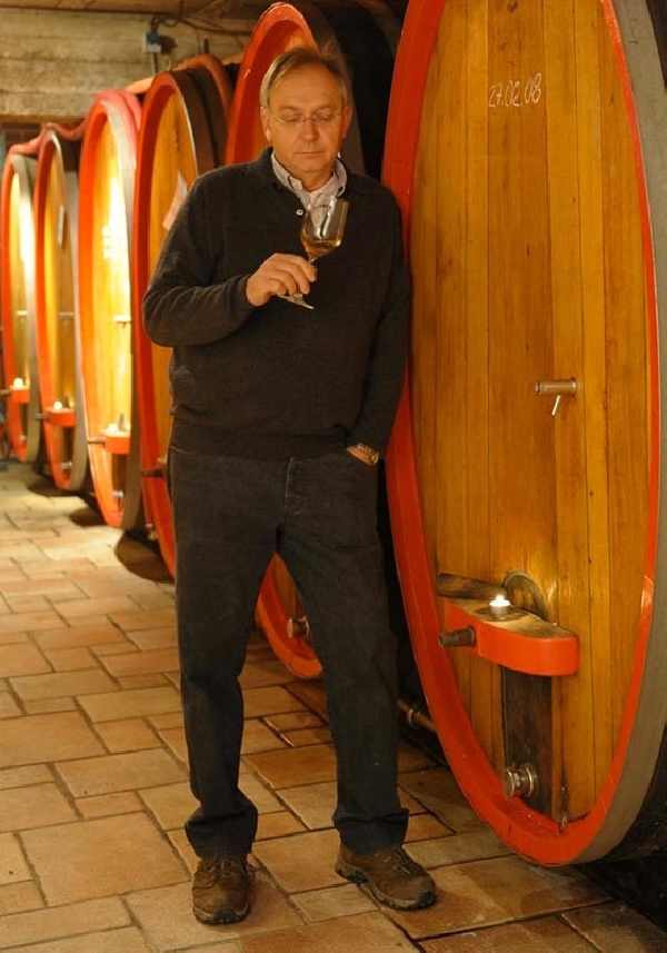 Das Foto zeigt Johann Maximillian Lang, Kelleremeister von Weingut Hans Lang.