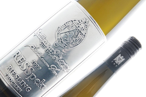 Das Foto zeigt eine Flasche 2009er Hattenheim "RESSpekt" Riesling trocken von Weingut Balthasar Ress.