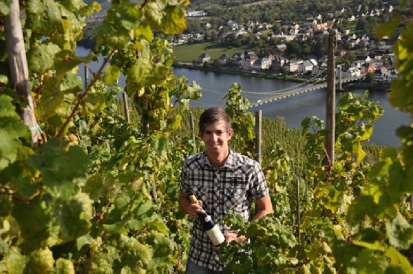 Das Foto zeigt Michael Studert, Sohn von Stephan Studert und Kellermeister des Weinguts Studert-Prüm Maximinhof.