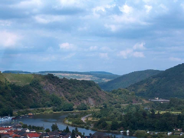 Das Foto zeigt die Felsklippe der Lage Schonfels.