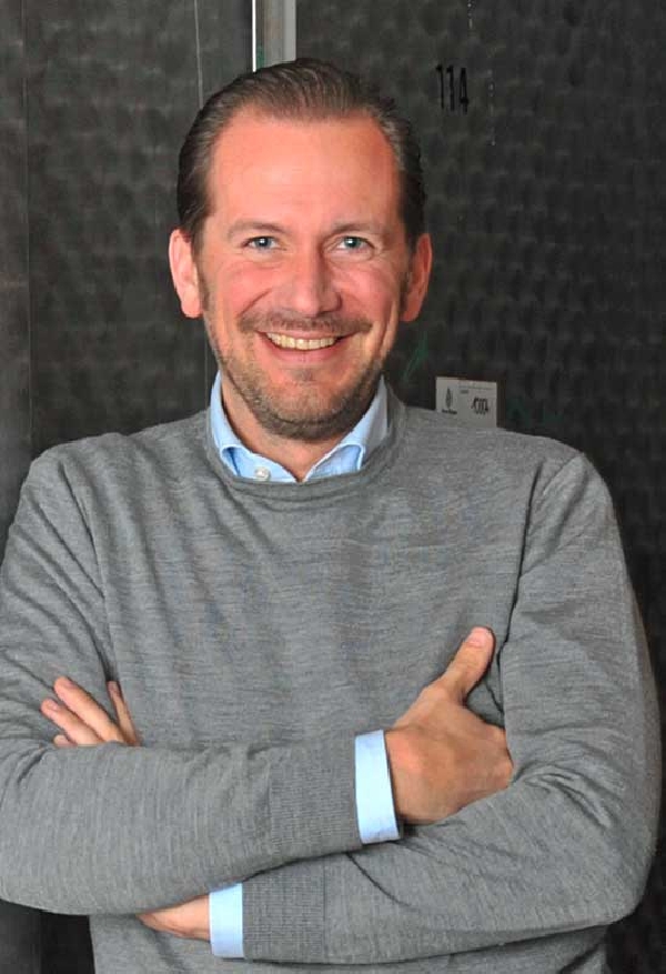 Das Foto zeigt Christan Ress, Geschäftsführer des Weinguts Balthasar Ress.